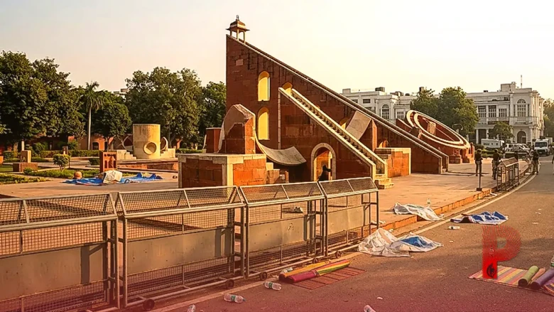 वंदे मातरम् विवाद से ध्यान भटकाने के लिए राहुल गांधी का नया ड्रामा, धरने पर बैठे विपक्ष के नेता पर भाजपा का चौतरफा हमला