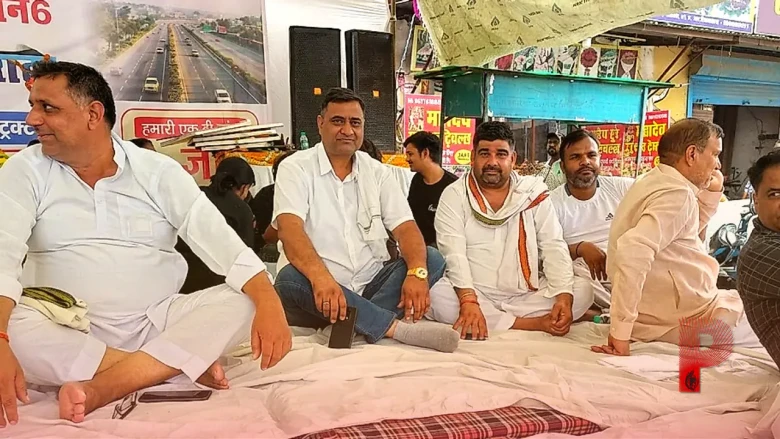 फरीदाबाद में सड़क की बदहाली पर फूटा जनता का गुस्सा, पल्ला से बसंतपुर तक जाम से परेशान लोगों का प्रदर्शन
