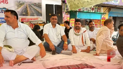 फरीदाबाद में सड़क की बदहाली पर फूटा जनता का गुस्सा, पल्ला से बसंतपुर तक जाम से परेशान लोगों का प्रदर्शन