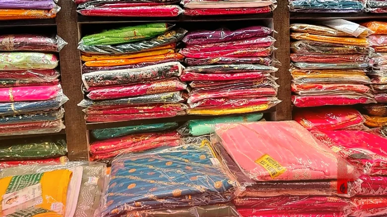 रक्षाबंधन पर दिखना है स्टाइलिश और हल्का? फरीदाबाद के बाजारों में छाईं ऑर्गेंजा साड़ियां, जानें शुरुआती कीमत