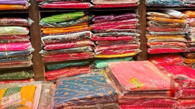 रक्षाबंधन पर दिखना है स्टाइलिश और हल्का? फरीदाबाद के बाजारों में छाईं ऑर्गेंजा साड़ियां, जानें शुरुआती कीमत