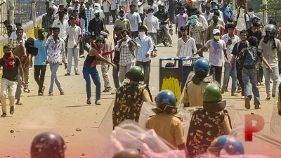 सिवान में हिंसक प्रदर्शन का तांडव: एसपी सहित 30 पुलिसकर्मी घायल, इंटरनेट सेवा पर रोक