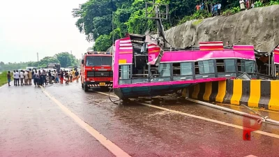 केरल के कुट्टीपुरम में भीषण बस हादसा, डिवाइडर से टकराकर पलटी गाड़ी, एक यात्री की मौत और 26 घायल