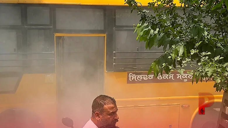 बठिंडा में चलती स्कूल बस में लगी आग, खिड़कियां तोड़कर बचाई गई 43 बच्चों की जान