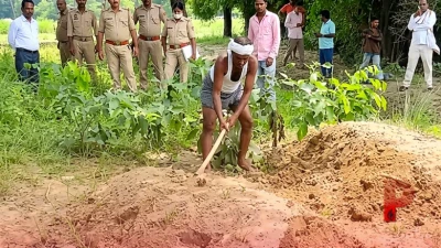 अम्बेडकरनगर में कब्र खोदकर निकाला गया महिला का शव, बेटे ने पिता पर लगाए सनसनीखेज आरोप