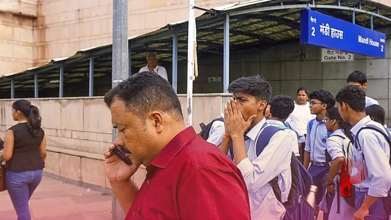दिल्ली में शुक्रवार को भी जारी रहेगी पाबंदी, सुबह 7:30 बजे से बंद रहेंगे ये 17 मेट्रो स्टेशन