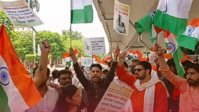 पटना में पीएचडी डिग्री धारकों का बड़ा प्रदर्शन: 19 दिनों से अनशन पर बैठे छात्रों का लोकभवन मार्च, भारी पुलिस बल तैनात
