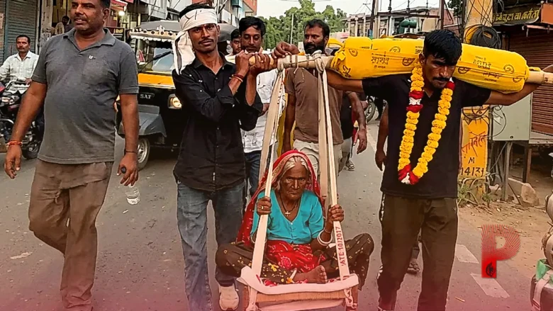 सीकर में कलयुग के श्रवण कुमार: 42 किलो जल के साथ दादी को कांवड़ में बैठाकर 45 किलोमीटर की पैदल यात्रा पर निकला पोता