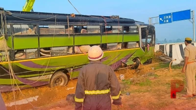 संभल में गंगा एक्सप्रेसवे पर खौफनाक हादसा, अनियंत्रित होकर डिवाइडर से टकराई बस, 2 यात्रियों की मौत
