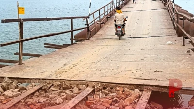 यूपी और बिहार के बीच टूटा संपर्क, पीपा पुल बंद होने से बढ़ी लोगों की मुश्किलें