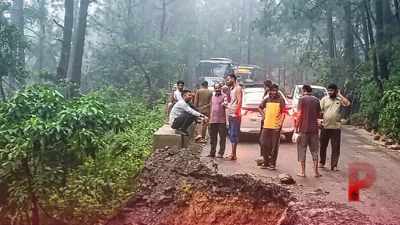 हिमाचल प्रदेश में कुदरत का कहर: मंडी-पठानकोट नेशनल हाईवे का एक बड़ा हिस्सा धंसा, भारी वाहनों के लिए रूट डायवर्ट