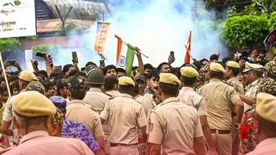 दिल्ली में बवाल: पुलिसकर्मियों पर हमले और सरकारी संपत्ति को नुकसान के मामले में FIR दर्ज, 118 जवान घायल