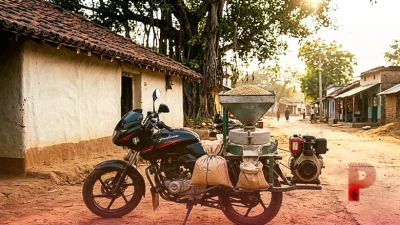 कोडरमा के पिंटू की अनोखी पहल: मोटरसाइकिल पर शुरू की मिनी चक्की, ₹30000 के निवेश से कर रहे हैं शानदार कमाई