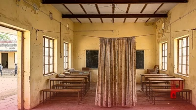 खरगोन: तीन साल बाद भी अधर में क्रांतिसूर्य टंट्या भील विश्वविद्यालय, एक ही कमरे में पर्दा डालकर लग रही हैं दो-दो कक्षाएं