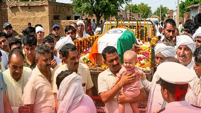 जन्मदिन के दिन ही अंतिम विदाई, तिरंगे में लिपटे पिता को देख बिलखती रही 18 महीने की मासूम बेटी