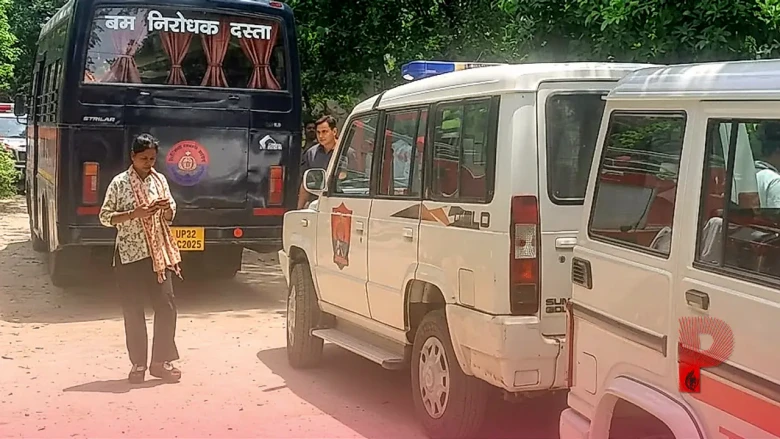 ग्रेटर नोएडा: गौतमबुद्धनगर कलेक्ट्रेट में डीएम कार्यालय को बम से उड़ाने की धमकी, पुलिस और बम निरोधक दस्ते ने चलाया सर्च ऑपरेशन