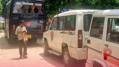 ग्रेटर नोएडा: गौतमबुद्धनगर कलेक्ट्रेट में डीएम कार्यालय को बम से उड़ाने की धमकी, पुलिस और बम निरोधक दस्ते ने चलाया सर्च ऑपरेशन