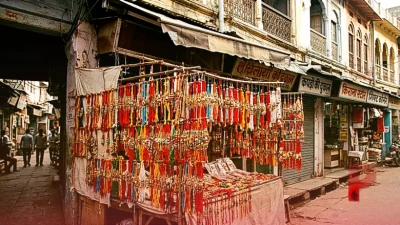 रक्षाबंधन की अनूठी मिसाल: मुस्लिम महिला नाजिमा खान 25 साल से बेच रही हैं राखियां, प्रेम और सौहार्द का दिया संदेश