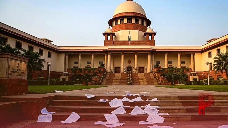 सुप्रीम कोर्ट में भारी हंगामा, याचिकाकर्ता ने फेंके कागज़ और मुख्य न्यायाधीश के लिए कहे अभद्र शब्द