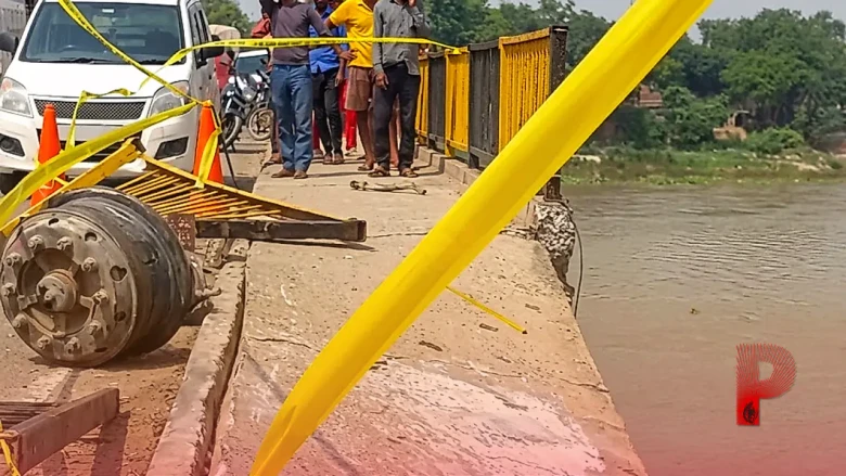 कन्नौज में दर्दनाक हादसा: रेलिंग तोड़कर गंगा नदी में गिरा मैदे से भरा ट्रक, व्यापारी और ड्राइवर बचाए गए, क्लीनर लापता