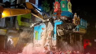 यूपी के चंदौली में जीटी रोड चौड़ीकरण के दौरान बड़ा हादसा, मंदिर का मलबा गिरने से एक मजदूर की मौत, दूसरा घायल