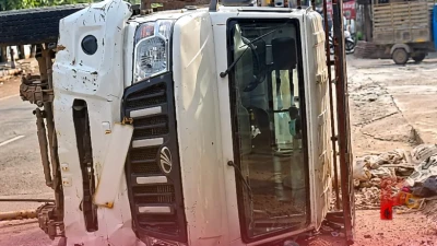 छतरपुर में भीषण सड़क हादसा: बारातियों से भरी पिकअप पलटने से दो की मौत, 15 लोग घायल