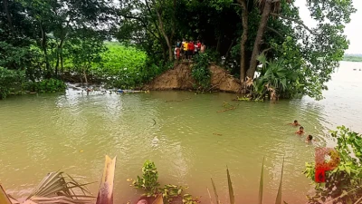 बिहार में गंगा का रौद्र रूप: बेगूसराय में जमींदारी बांध बहा, भागलपुर में भी तटबंध टूटने से बढ़ा बाढ़ का खतरा