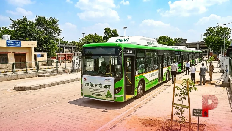 अमित शाह ने दिल्ली में शुरू किया 'एक पेड़ मां के नाम' अभियान, मुख्यमंत्री रेखा गुप्ता की मौजूदगी में मिलीं 300 नई DEVi बसें