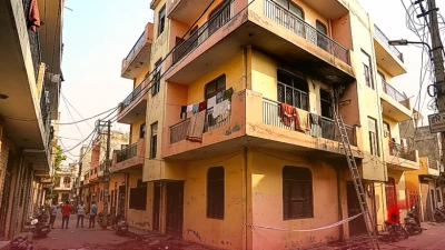 दिल्ली के हरि नगर में रोंगटे खड़े करने वाली घटना: पति से विवाद के बाद महिला ने खुद को आग लगाकर तीसरी मंजिल से दी जान