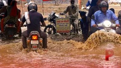 आसमान से बरसी आफत: महाराष्ट्र और गुजरात समेत कई राज्यों में भारी बारिश से मचा हाहाकार, सड़कें बनीं नदियां