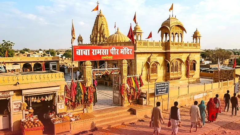 रामदेवरा: बाबा रामसा पीर की अनूठी भक्ति, गुजरात से उल्टे पांव चलकर पहुंचा भक्त