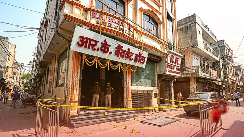 दिल्ली के मधु विहार में बैंक्वेट हॉल पर कब्जे की कोशिश, अंधाधुंध फायरिंग में महिला घायल