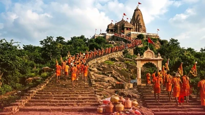 कोडरमा में गूंजा हर-हर महादेव: 12 किमी लंबी कांवड़ यात्रा और 777 सीढ़ियां चढ़कर भक्तों ने किया जलाभिषेक