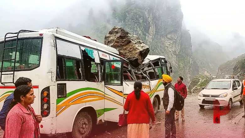 हिमाचल प्रदेश के चम्बा में बड़ा हादसा: चलती बस पर गिरा पहाड़ी से भारी पत्थर, एक यात्री की मौत, चार गंभीर रूप से घायल