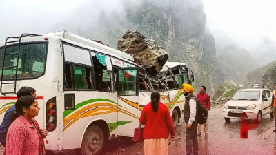 हिमाचल प्रदेश के चम्बा में बड़ा हादसा: चलती बस पर गिरा पहाड़ी से भारी पत्थर, एक यात्री की मौत, चार गंभीर रूप से घायल