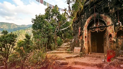 बागेश्वर का रहस्यमयी भद्रकाली मंदिर: 24 घंटे की तपस्या से बदलती है किस्मत, गुफा को लेकर फैली है अनोखी धारणा
