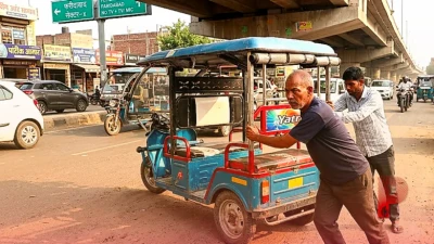 फरीदाबाद में ई-रिक्शा चालकों की परेशानी: सड़क पर बीच सफर में बंद हो रही गाड़ियां, धक्का लगाने को मजबूर हुए ड्राइवर