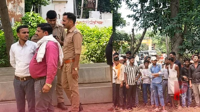 सीतापुर: प्रेमी की शादी तय होने से खफा विवाहित महिला मोबाइल टावर पर चढ़ी, घंटों चला ड्रामा