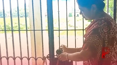 पश्चिम बर्धमान के स्कूल में छुट्टी के बाद भीतर ही कैद हो गईं महिला शिक्षिका, गेट पर ताला लगा देख मची खलबली, अभिभावकों ने किया हंगामा