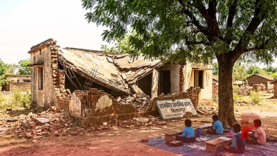 बिलासपुर: स्कूल का भवन ढहा तो पेड़ के नीचे पढ़ने को मजबूर हुए बच्चे, अधिकारियों की सुस्ती से भविष्य अधर में