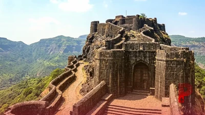 महाराष्ट्र का 'आयरन फोर्ट': जानिए अभेद्य लोहागढ़ किले का इतिहास और इसकी अनोखी खासियतों के बारे में