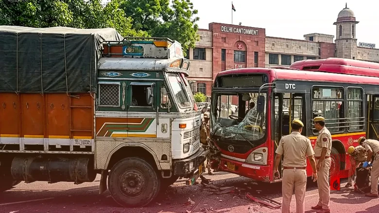 दिल्ली कैंट में भीषण सड़क हादसा, DTC बस और डंप ट्रक की टक्कर में 4 लोग घायल