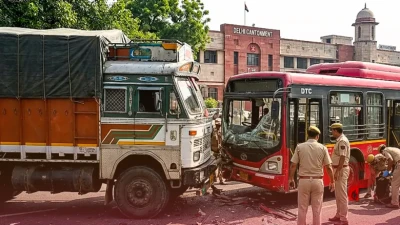 दिल्ली कैंट में भीषण सड़क हादसा, DTC बस और डंप ट्रक की टक्कर में 4 लोग घायल