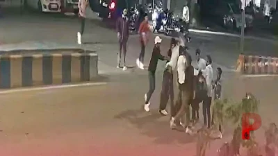 नागपुर में बाइक सवार हुड़दंगियों का आतंक, बीच सड़क पर ट्रैफिक पुलिसकर्मी को पीटा और कार में की तोड़फोड़, 14 गिरफ्तार