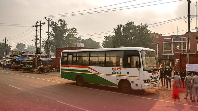 पंजाब में राहुल गांधी की बस यात्रा पर लगी रोक, कांग्रेस की मुश्किलें और गुटबाजी बढ़ी