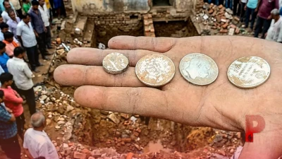 झांसी के चिरगांव में पुराना मकान ढहाने पर निकले चांदी के सिक्के, मिट्टी में खजाना ढूंढने के लिए उमड़ी सैकड़ों लोगों की भारी भीड़