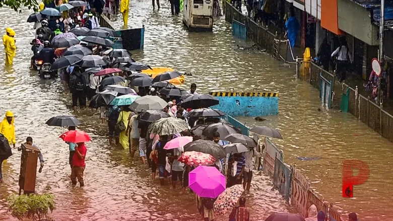 मुंबई में आसमानी आफत के बीच बढ़ा सियासी पारा: मैनहोल में गिरने से बुजुर्ग की मौत पर विधानसभा में हंगामा, दोषियों पर गैर-इरादतन हत्या का केस दर्ज करने के आदेश