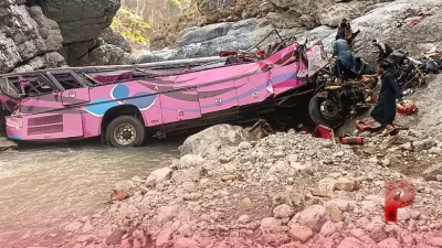 पाकिस्तान में दर्दनाक सड़क हादसा: अनियंत्रित होकर गहरी खाई में गिरी बस, महिलाओं और बच्चों समेत 40 यात्रियों की मौत