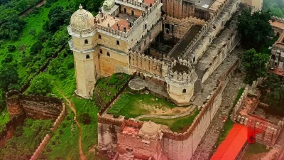 मानसून की पहली फुहार के साथ कुंभलगढ़ किला बना 'हिल स्टेशन', सोशल मीडिया पर वायरल हुई तस्वीरें