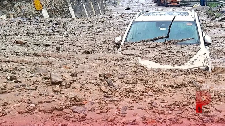 हिमाचल प्रदेश में मॉनसून की आक्रामक दस्तक: तीन दिनों में 11 लोगों की मौत, 60 सड़कें बंद और कई जिलों में भारी तबाही